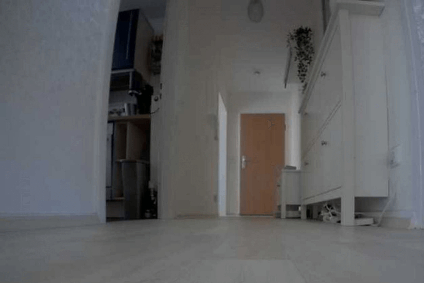 Ein Live-Bild aus der ECOVACS DEEBOT T10 App zeigt die geöffnete Eingangstür